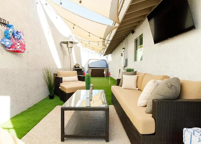 Resort-style Old Town Retreat Heated Pool & Holiday home *