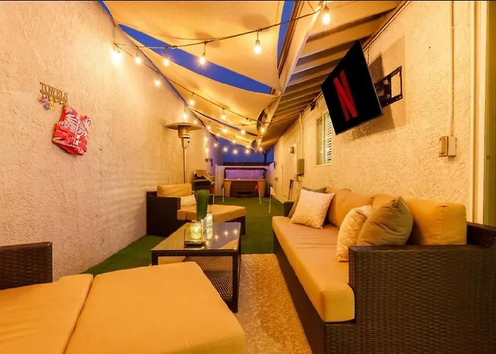 Resort-style Old Town Retreat Heated Pool & Holiday home *